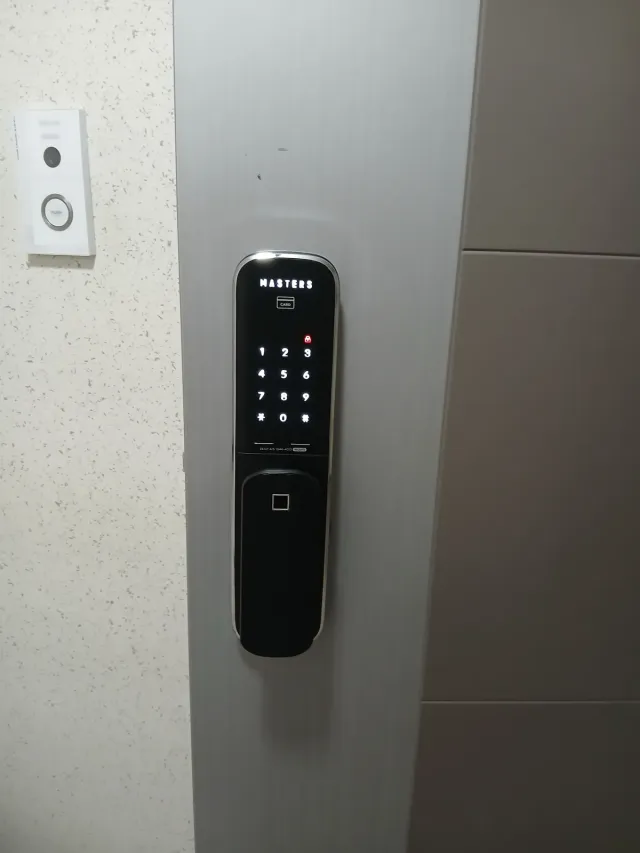 지문인식 기능이 있는 푸시풀 도어락 설치 사례 시공 사진